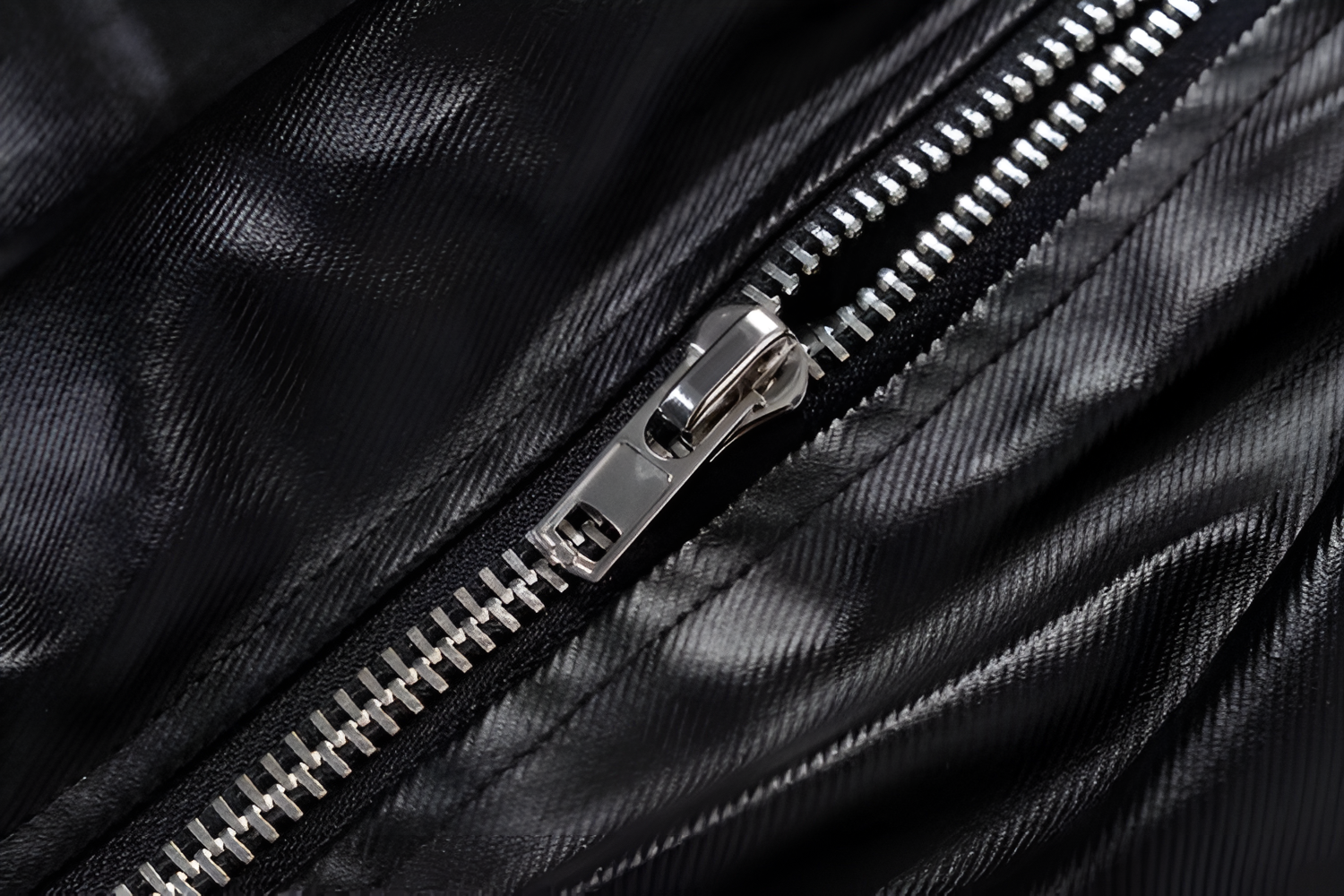 ZIPPER SHINE TRAUSERS BLACK